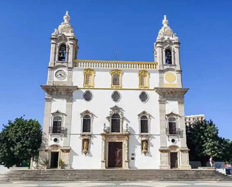 La Igreja do Carmo: Una joya barroca del siglo XVIII en Faro, Portugal