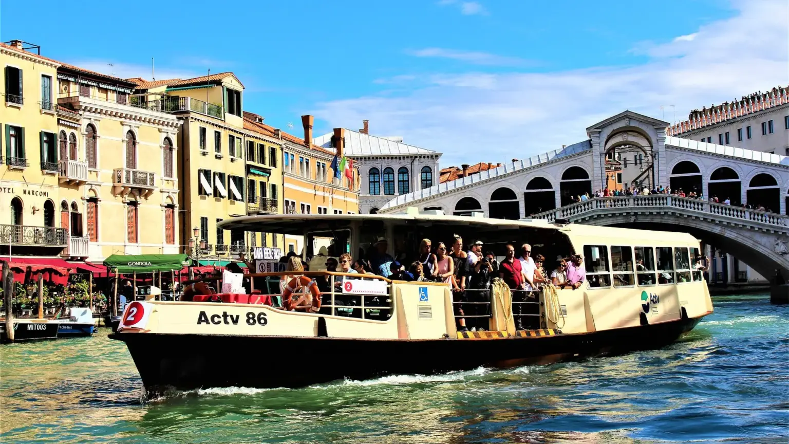 El vaporetto es una parte esencial de la vida cotidiana en Venecia.