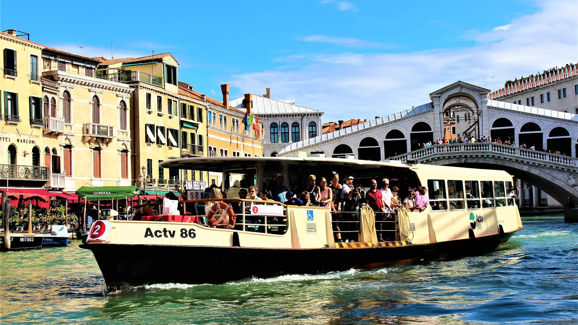 El vaporetto en Venecia es parte esencial de la vida cotidiana 