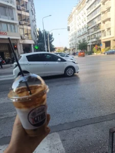 Tómate un tiempo y disfrute de un Frappe en Salónica