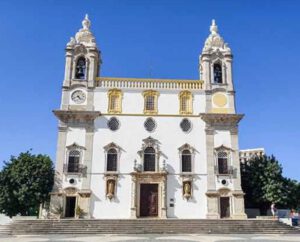 La Iglesia del Carmo, un majestuoso edificio barroco del siglo XVIII, alberga en su lateral la Capilla de los Huesos. Esta capilla fue concebida a finales del mismo siglo por frailes Carmelitas con la intención de transmitir la transitoriedad y efimeridad de la vida humana.